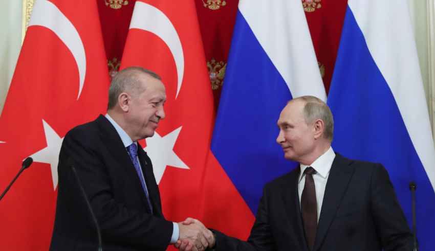 How do Russia and Turkey manage to maintain a privileged relationship despite their differences on many issues ?
